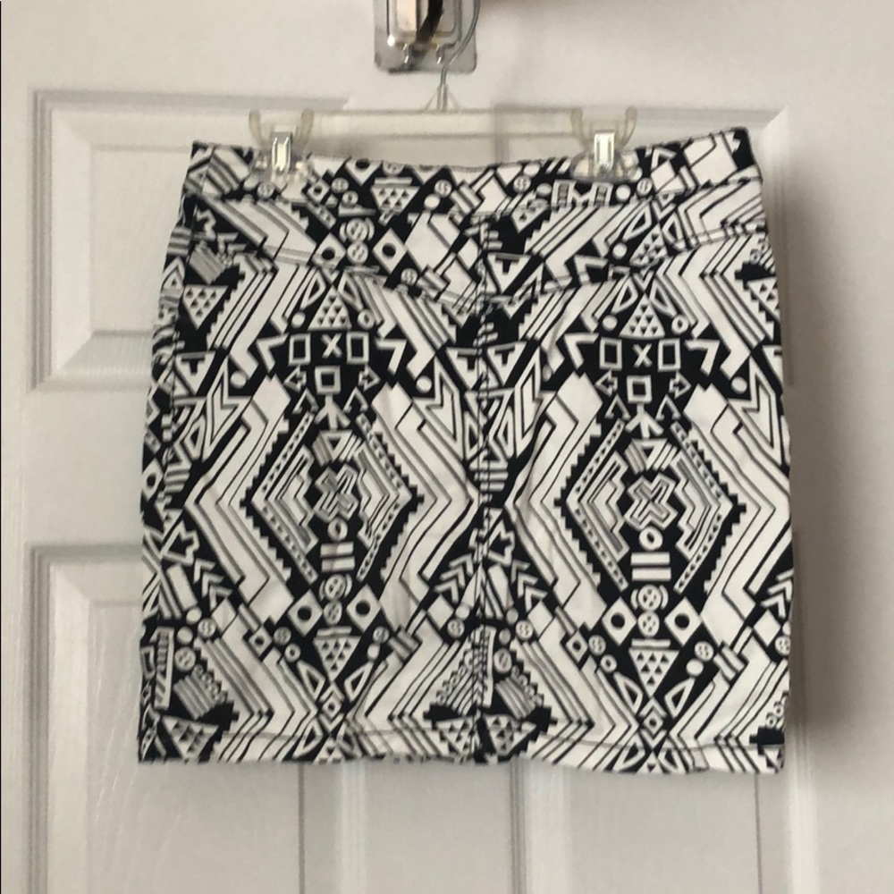 🔳🔲 Structured Mini Skirt - Picture 4 of 6